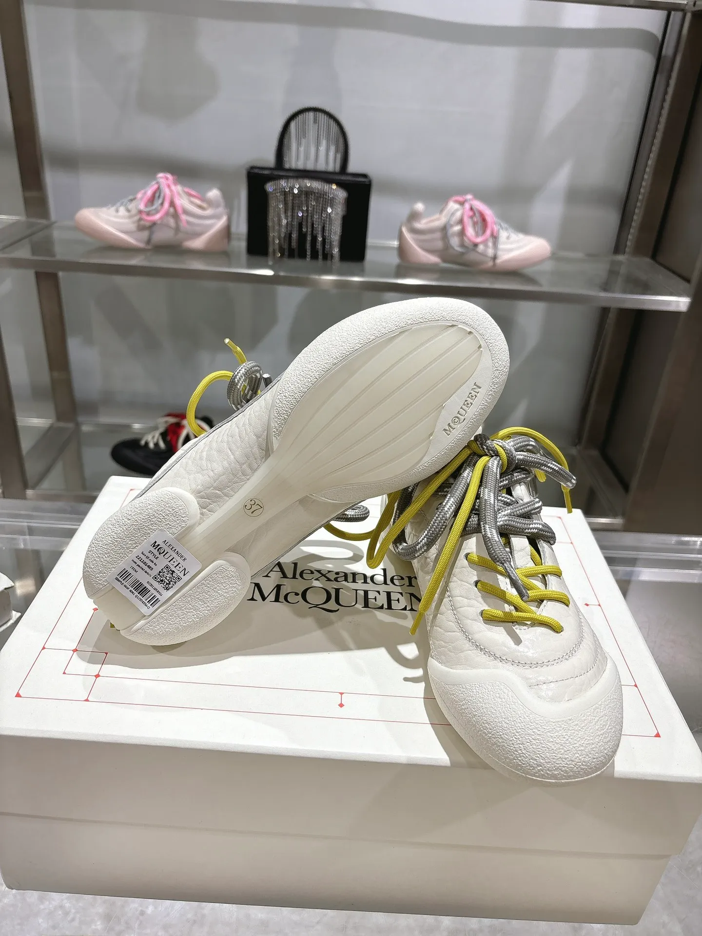 p580💰Couple model 𝐀𝐥𝐞𝐱𝐚𝐧𝐝𝐞𝐫 𝐌𝐜𝐐𝐮𝐞𝐞𝐧#/Alexander McQueen’s latest Flexion series, retro, casual, sneakers, original purchase, development, production, this Flexion Off Low-top sneakers in white grained leather with varying sized laces and an anatomically inspired lightweight segmented sole. The reverse skull pattern is embossed on the heel. Fabric: Original customized imported first-layer cowhide. Lining: Customized imported breathable mesh lining. Sole: Original open-molded non-slip TPU material. Bottom thickness: 2CM. Size: #Female size 35-40 (40 customized, non-refundable) #Men’s code 39-45 (45 customized, non-refundable)